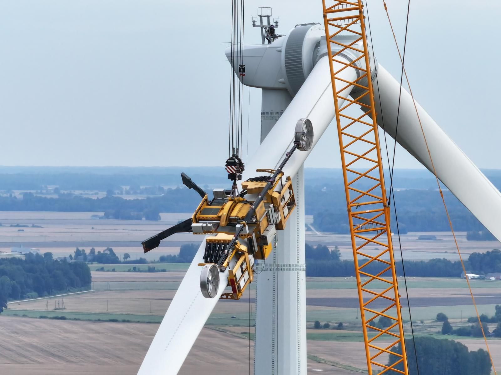 Vėjo jėgainės mentės montavimas su griebtuvu